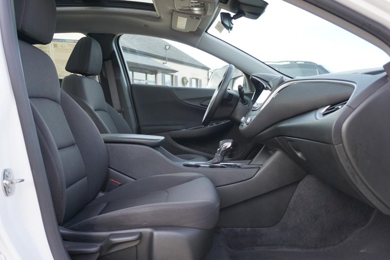 Chevrolet Malibu Vehicle Full-screen Gallery Image 28