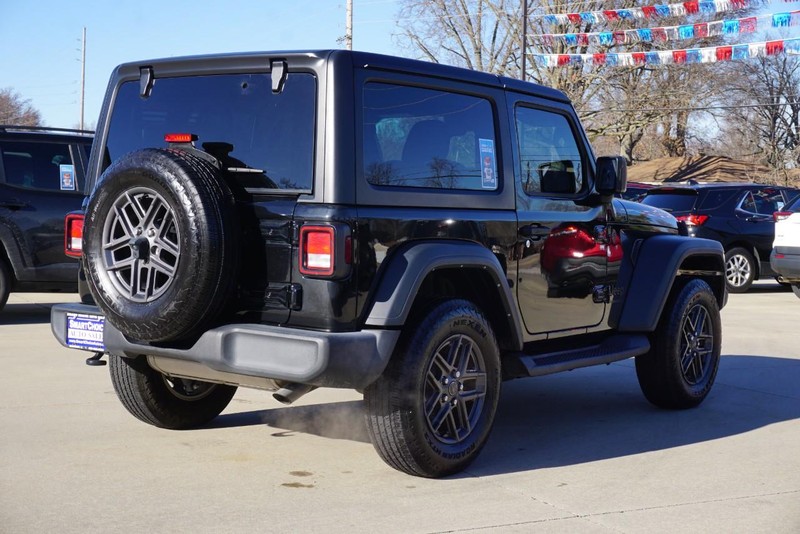 Jeep Wrangler Vehicle Full-screen Gallery Image 03