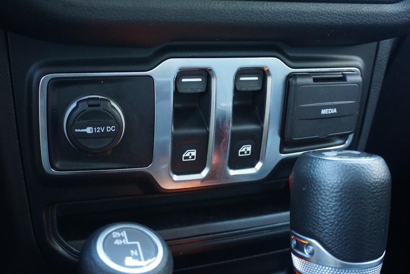 Jeep Wrangler Vehicle Full-screen Gallery Image 39