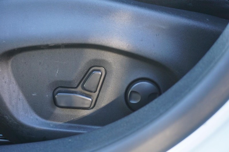 Jeep Compass Vehicle Full-screen Gallery Image 23