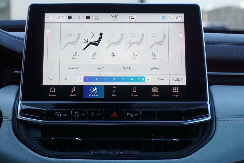 Jeep Compass Vehicle Full-screen Gallery Image 34