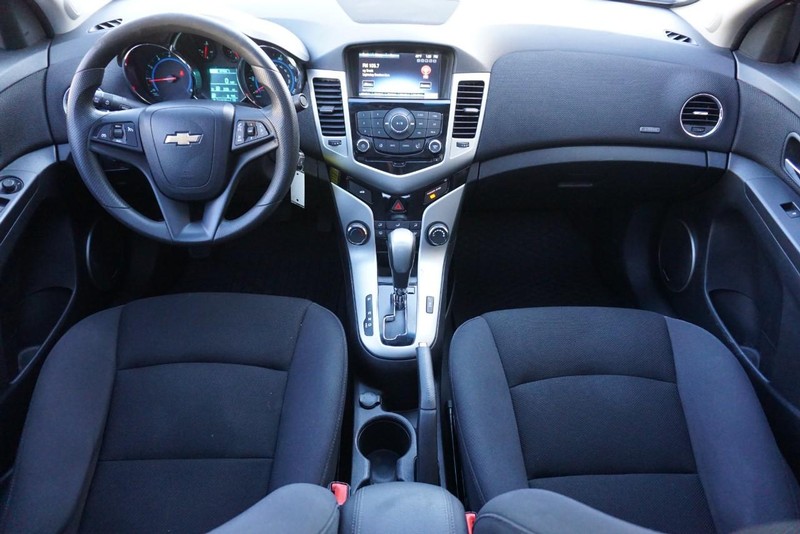 Chevrolet Cruze Limited Vehicle Full-screen Gallery Image 32
