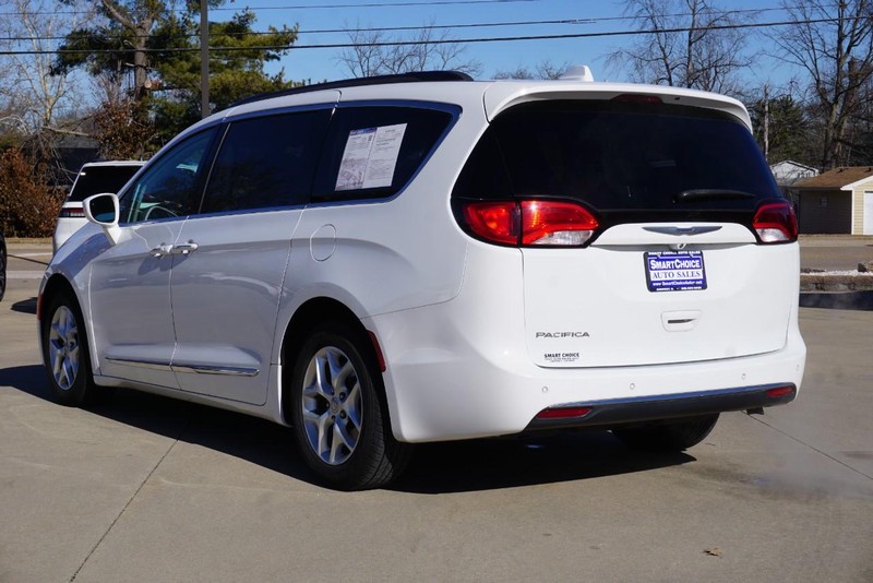 Chrysler Pacifica Vehicle Full-screen Gallery Image 05