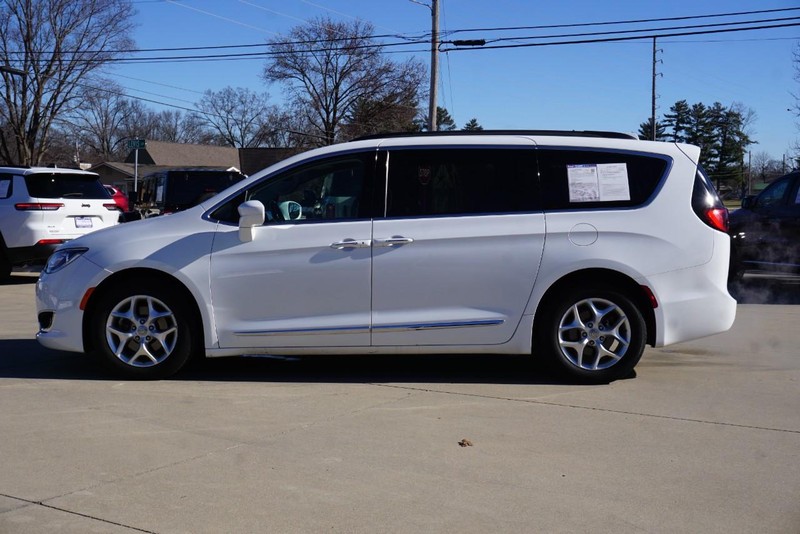 Chrysler Pacifica Vehicle Full-screen Gallery Image 06