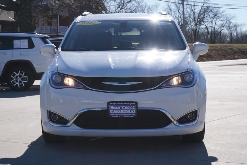 Chrysler Pacifica Vehicle Full-screen Gallery Image 08