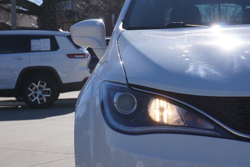 Chrysler Pacifica Vehicle Full-screen Gallery Image 09