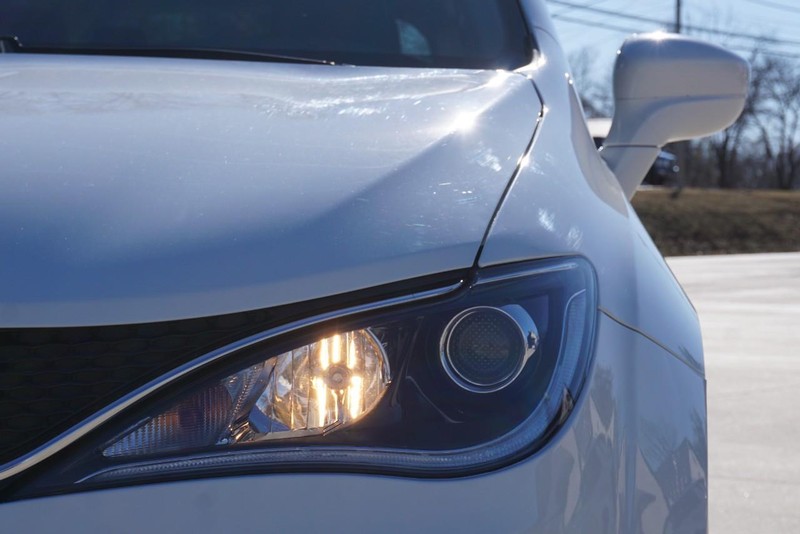 Chrysler Pacifica Vehicle Full-screen Gallery Image 10