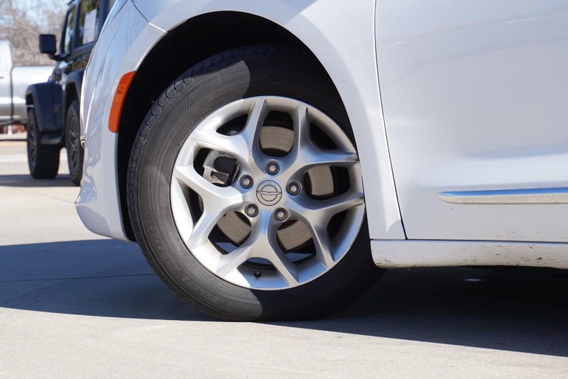 Chrysler Pacifica Vehicle Full-screen Gallery Image 13