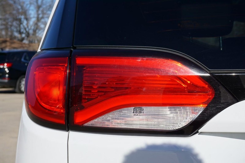 Chrysler Pacifica Vehicle Full-screen Gallery Image 15