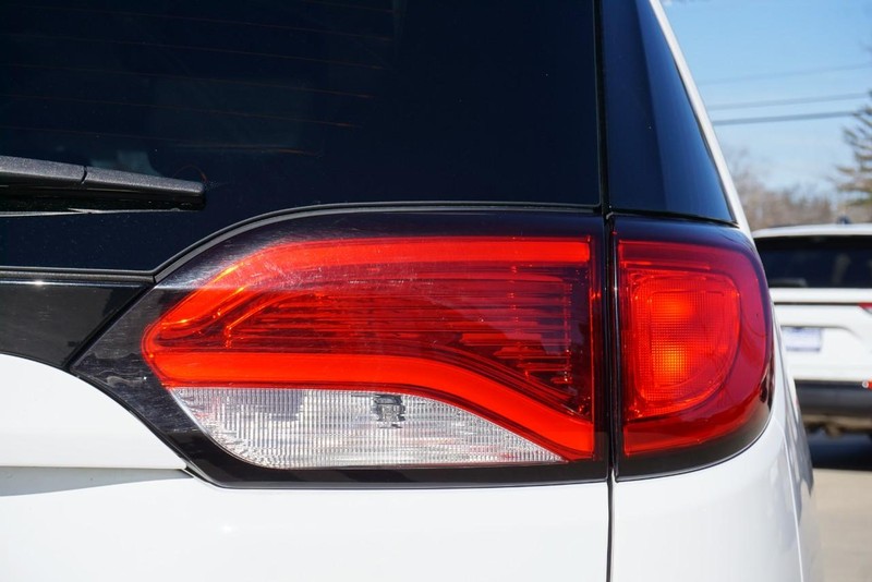 Chrysler Pacifica Vehicle Full-screen Gallery Image 16