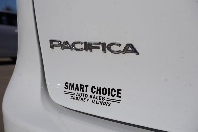 Chrysler Pacifica Vehicle Full-screen Gallery Image 17