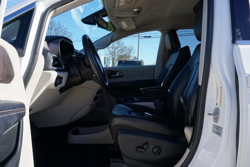 Chrysler Pacifica Vehicle Full-screen Gallery Image 19