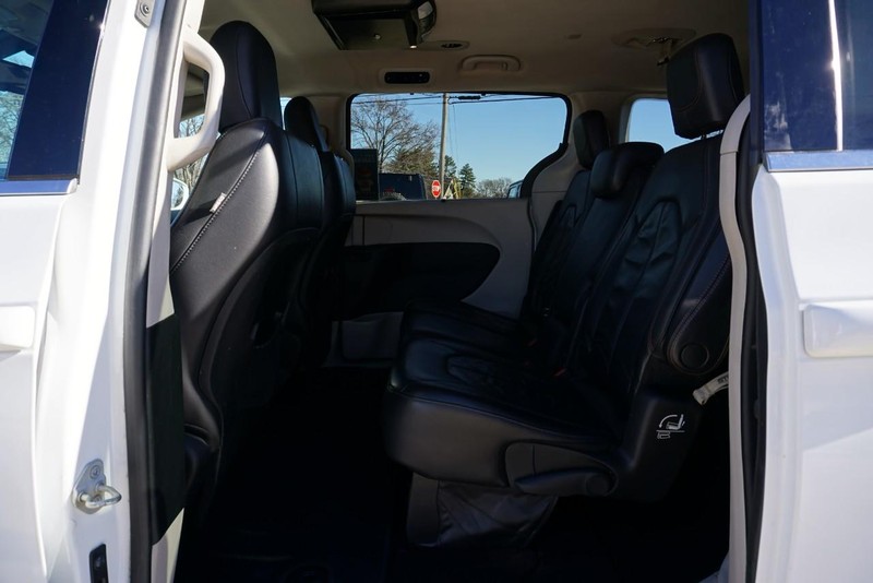 Chrysler Pacifica Vehicle Full-screen Gallery Image 22