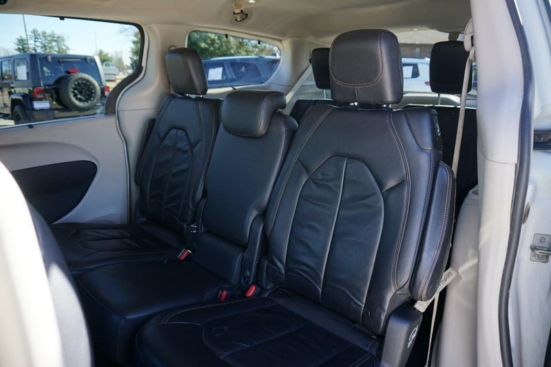 Chrysler Pacifica Vehicle Full-screen Gallery Image 23