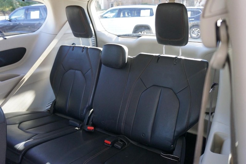 Chrysler Pacifica Vehicle Full-screen Gallery Image 24