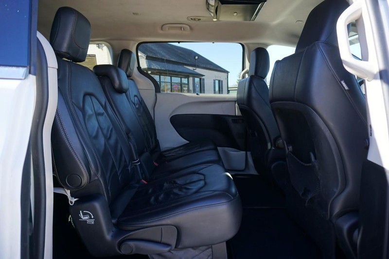 Chrysler Pacifica Vehicle Full-screen Gallery Image 25