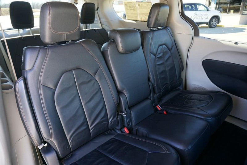 Chrysler Pacifica Vehicle Full-screen Gallery Image 26