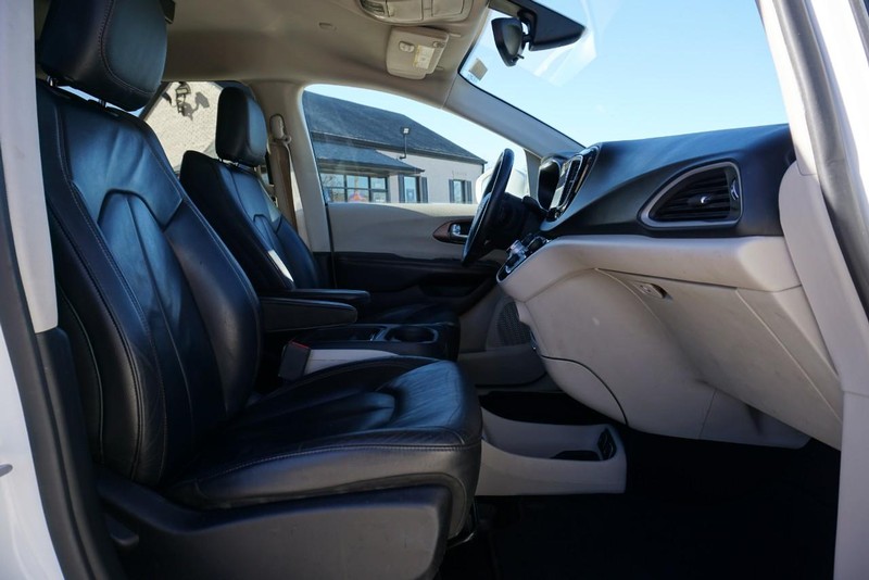 Chrysler Pacifica Vehicle Full-screen Gallery Image 28
