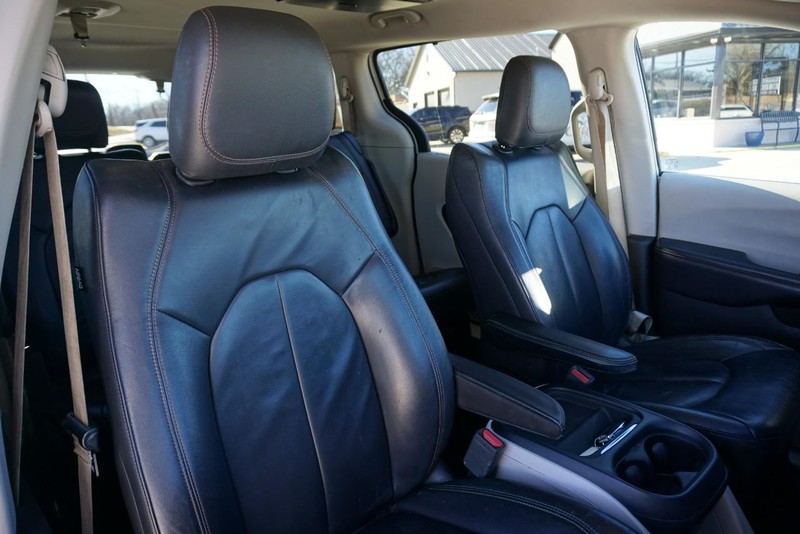 Chrysler Pacifica Vehicle Full-screen Gallery Image 29