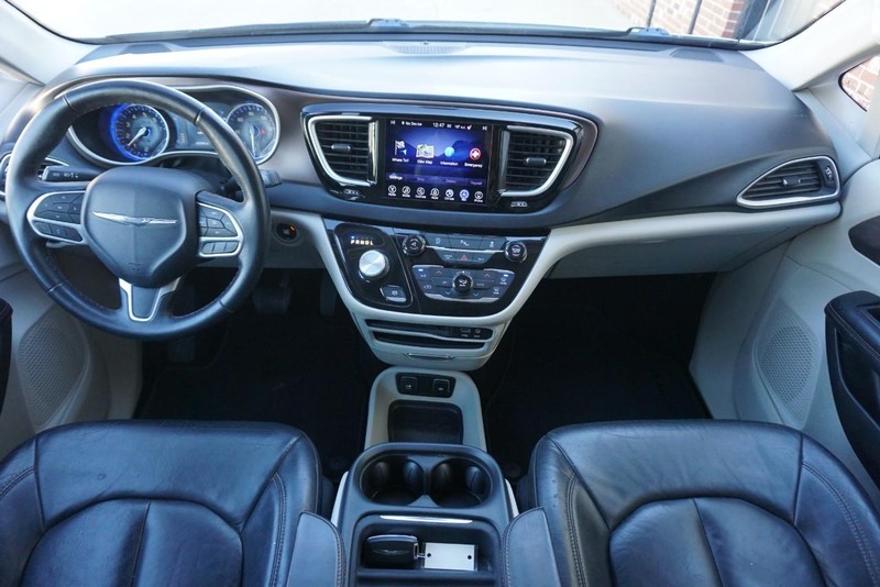 Chrysler Pacifica Vehicle Full-screen Gallery Image 30