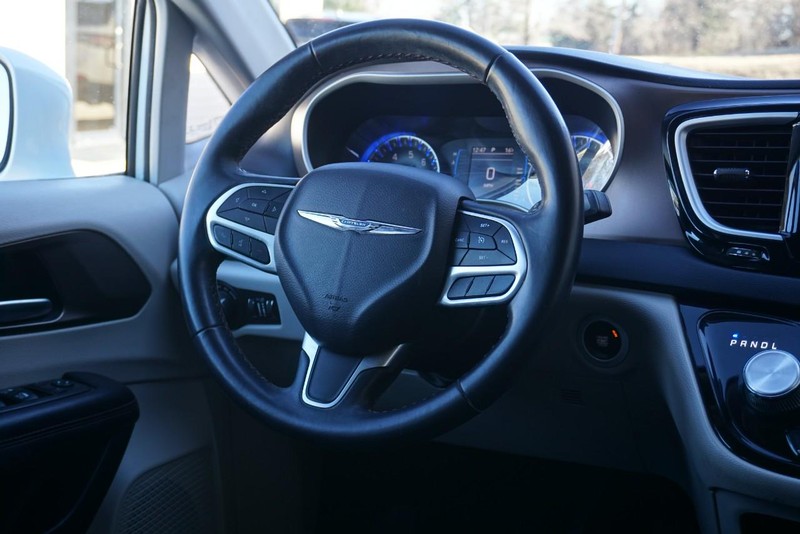 Chrysler Pacifica Vehicle Full-screen Gallery Image 31