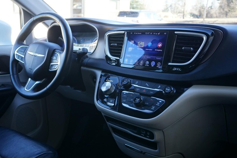 Chrysler Pacifica Vehicle Full-screen Gallery Image 33