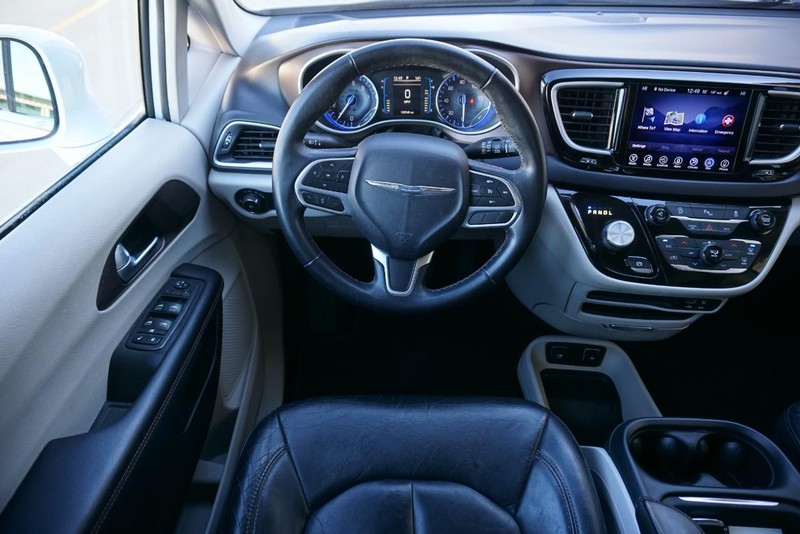 Chrysler Pacifica Vehicle Full-screen Gallery Image 35