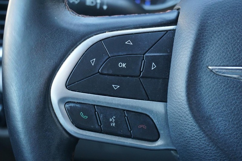 Chrysler Pacifica Vehicle Full-screen Gallery Image 36