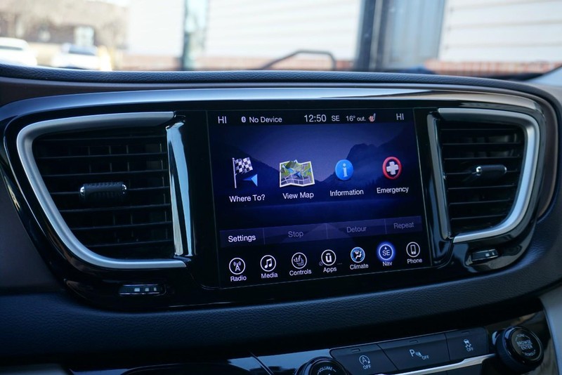 Chrysler Pacifica Vehicle Full-screen Gallery Image 39