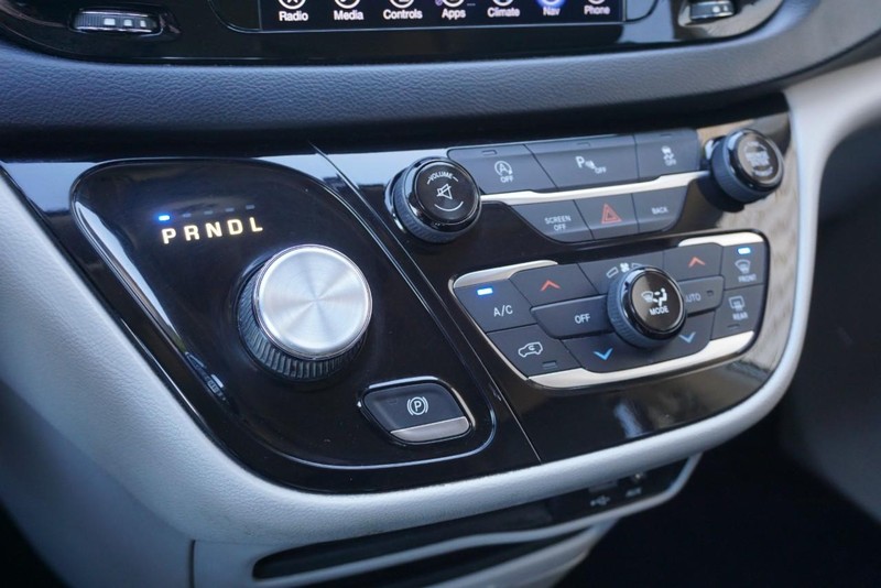 Chrysler Pacifica Vehicle Full-screen Gallery Image 40