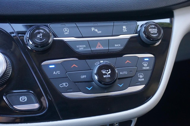 Chrysler Pacifica Vehicle Full-screen Gallery Image 41