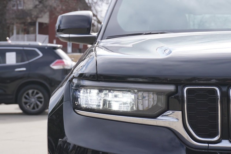 Jeep Grand Cherokee L Vehicle Full-screen Gallery Image 09