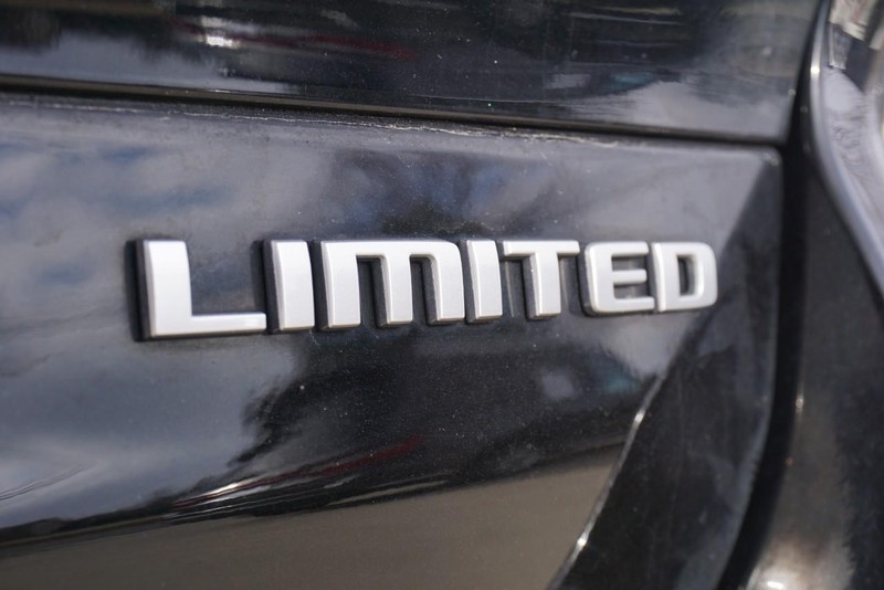 Jeep Grand Cherokee L Vehicle Full-screen Gallery Image 17