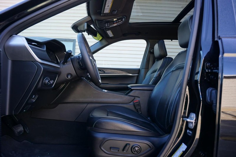 Jeep Grand Cherokee L Vehicle Full-screen Gallery Image 19