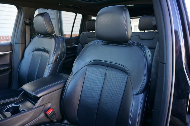 Jeep Grand Cherokee L Vehicle Full-screen Gallery Image 21