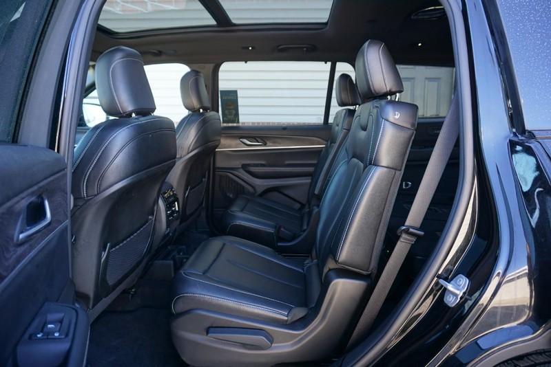 Jeep Grand Cherokee L Vehicle Full-screen Gallery Image 22