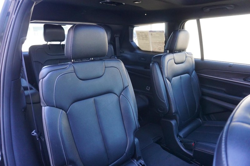 Jeep Grand Cherokee L Vehicle Full-screen Gallery Image 26