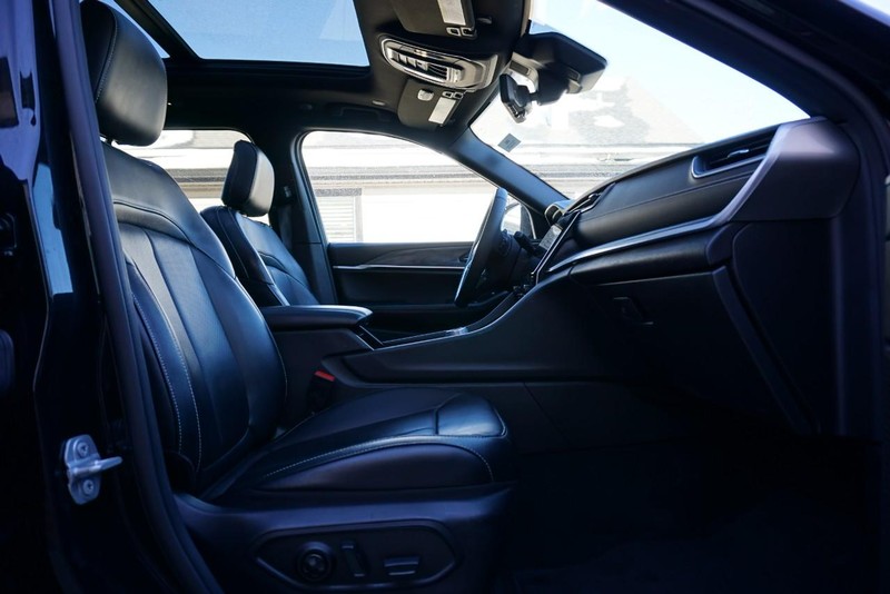 Jeep Grand Cherokee L Vehicle Full-screen Gallery Image 28