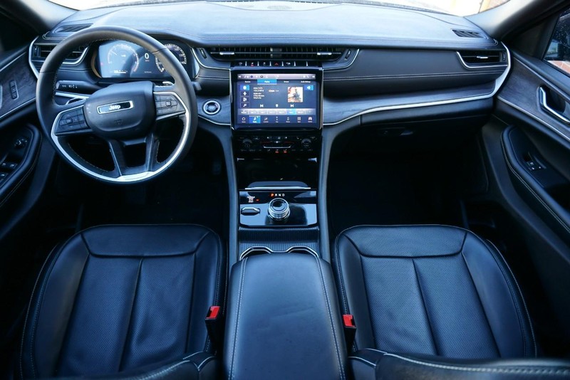 Jeep Grand Cherokee L Vehicle Full-screen Gallery Image 31