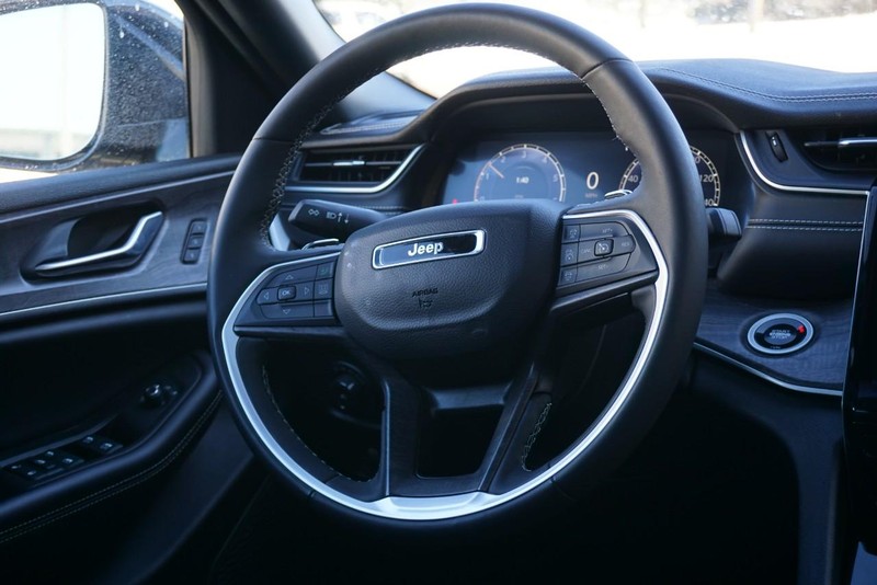 Jeep Grand Cherokee L Vehicle Full-screen Gallery Image 32