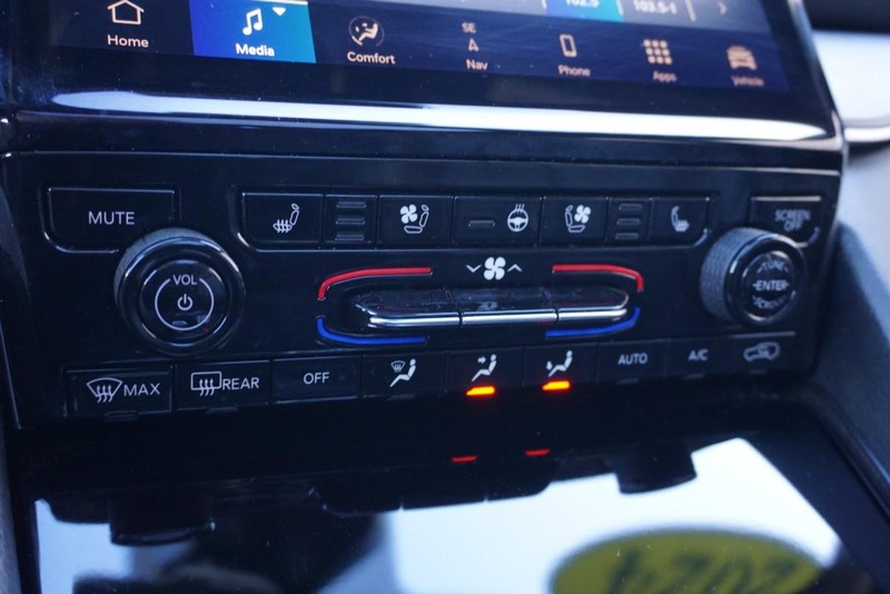 Jeep Grand Cherokee L Vehicle Full-screen Gallery Image 39