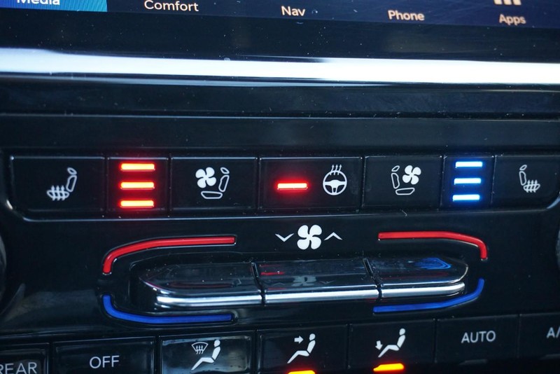 Jeep Grand Cherokee L Vehicle Full-screen Gallery Image 40