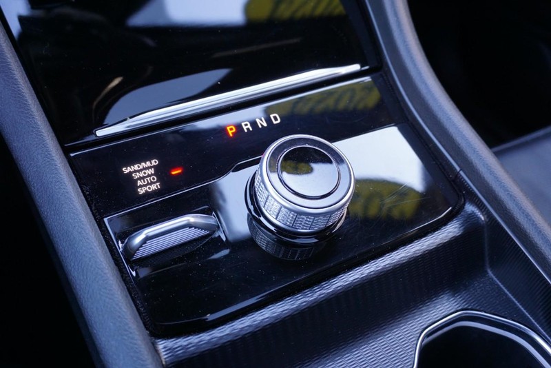 Jeep Grand Cherokee L Vehicle Full-screen Gallery Image 41