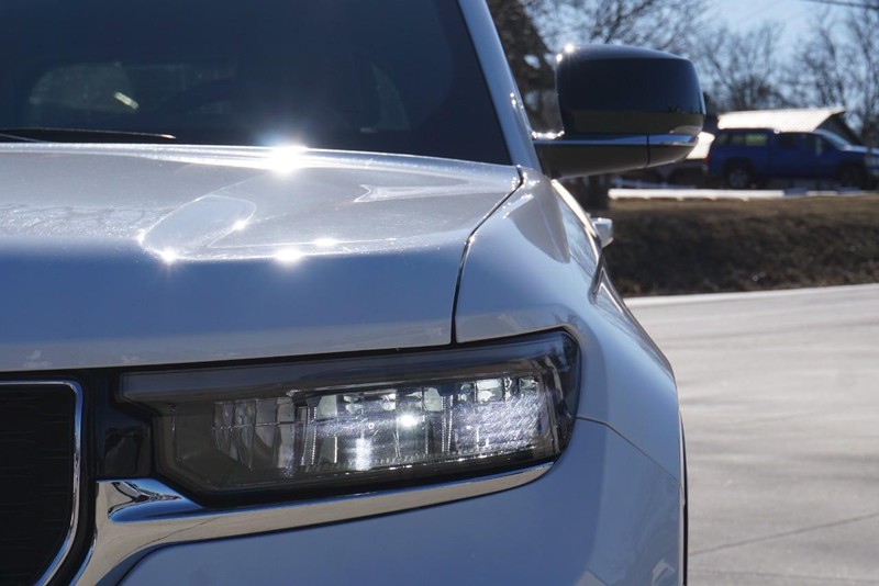 Jeep Grand Cherokee L Vehicle Full-screen Gallery Image 10