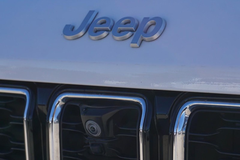 Jeep Grand Cherokee L Vehicle Full-screen Gallery Image 11