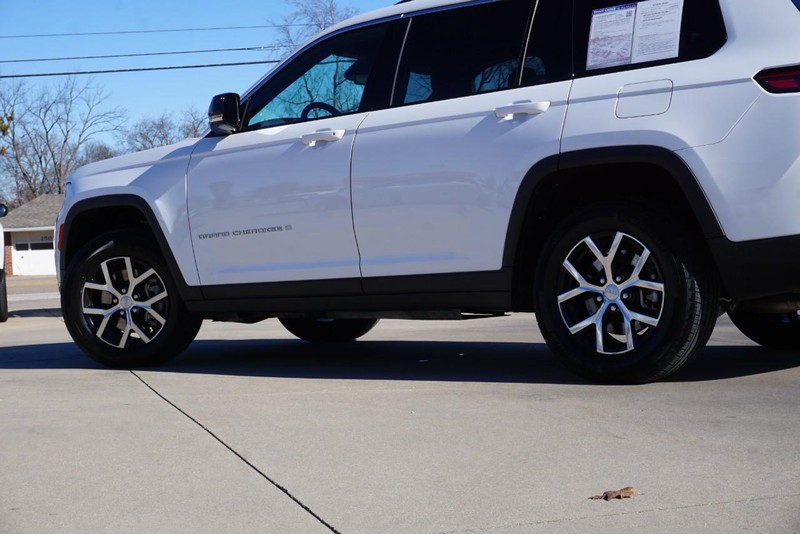 Jeep Grand Cherokee L Vehicle Full-screen Gallery Image 13