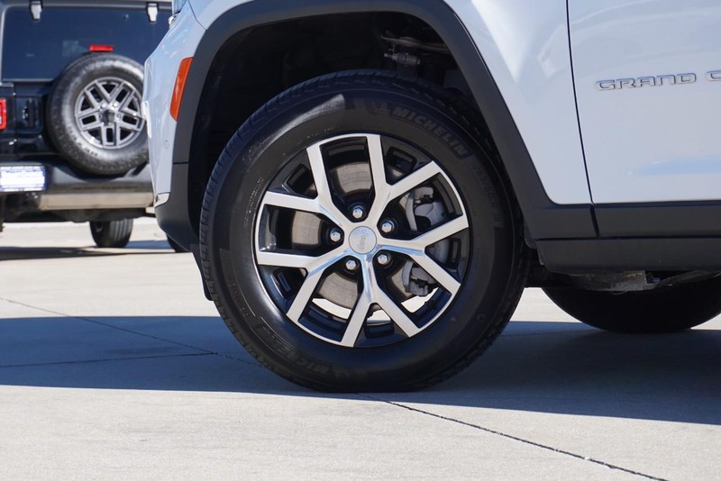 Jeep Grand Cherokee L Vehicle Full-screen Gallery Image 14