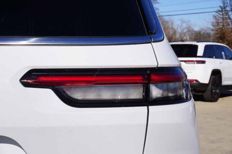 Jeep Grand Cherokee L Vehicle Full-screen Gallery Image 17