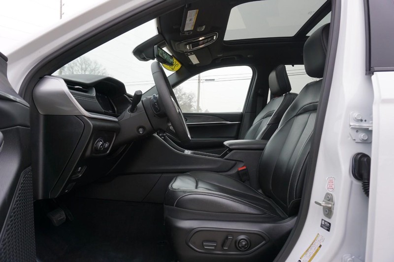 Jeep Grand Cherokee L Vehicle Full-screen Gallery Image 22