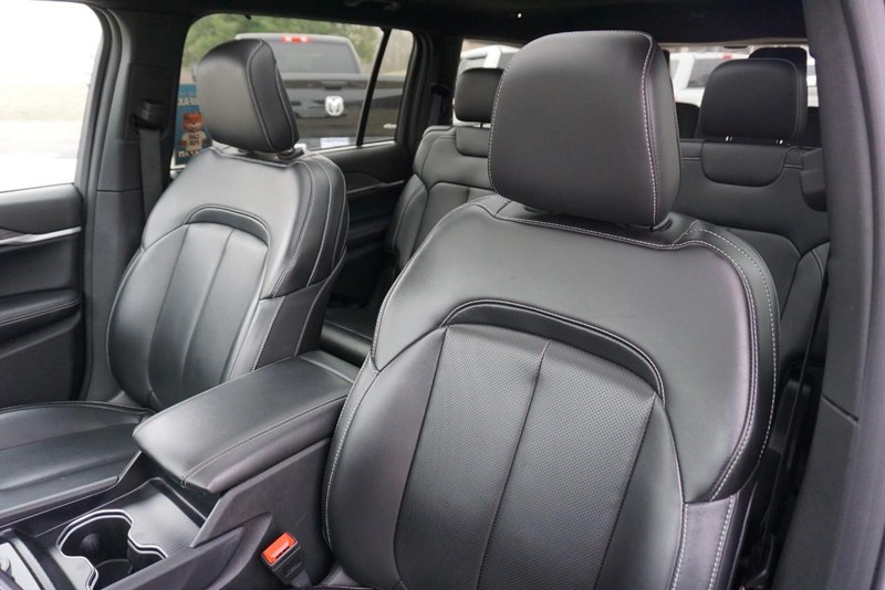 Jeep Grand Cherokee L Vehicle Full-screen Gallery Image 24